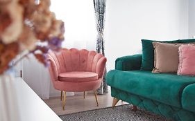 Elis Apartment By Oasis Homes